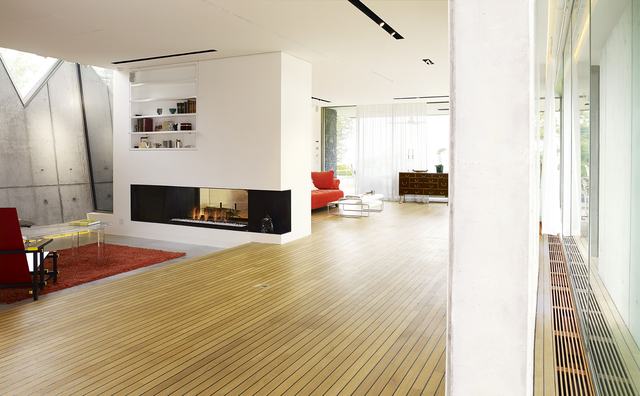 Séjour lumineux avec cheminée centrale et parquet