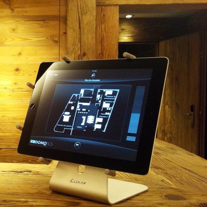 Tablette de supervision posée dans un chalet